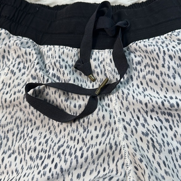 Lululemon Hotty Hot Short Dottie Dash White Black / Black - Picture 2 of 8